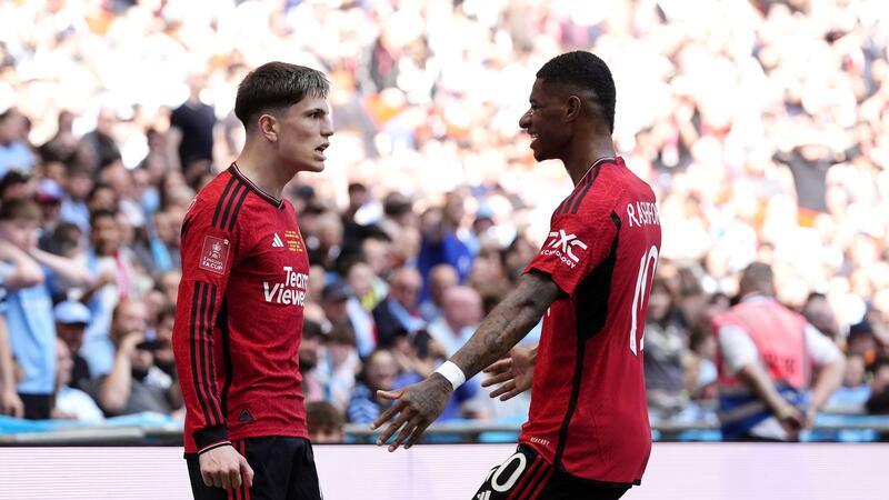 Brachte United in Führung: Alejandro Garnacho (l).