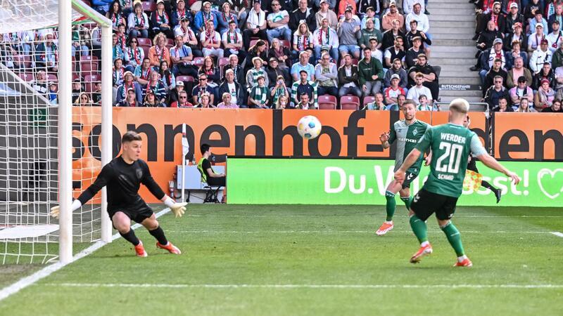 Bayer rettet Superserie - Leipzig gewinnt Topspiel Brachte Werder in Augsburg in Führung: Romano Schmid (r).