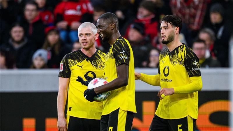 Höler-Traumtor verhindert Dortmunder Sieg in Freiburg Brachte den BVB in Führung: Ramy Bensebaini (r.).