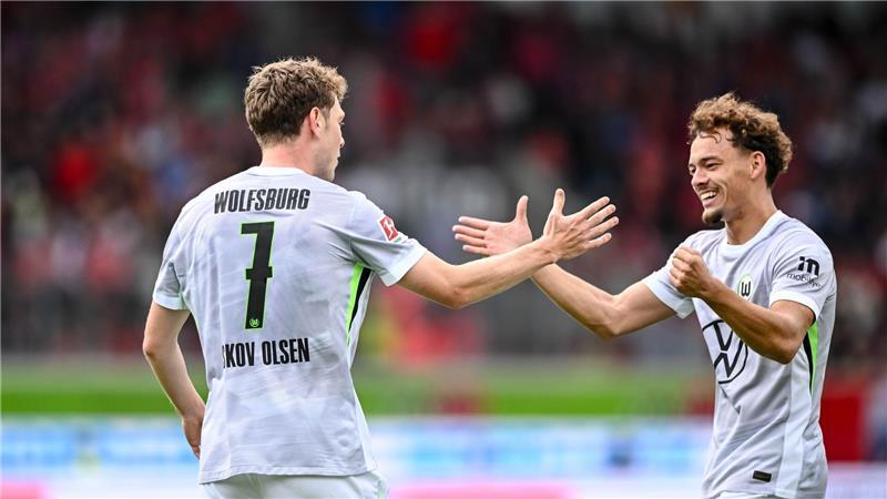 Traumtore bei Wolfsburger Sieg in Heidenheim Brachte den VfL in Führung: Der Däne Andreas Skov Olsen (l.).