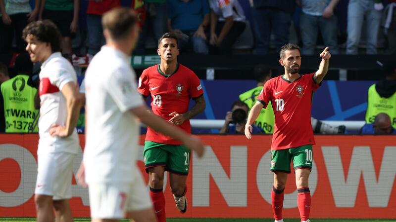Kurioses türkisches Eigentor hilft: Portugal im Achtelfinale Brachte die Portugiesen in Führung: Bernardo Silva (r).