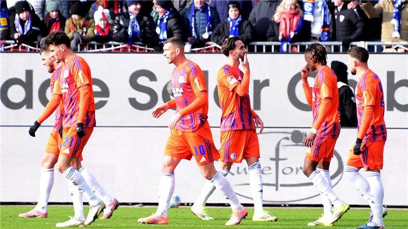 Brachte sein Team in Führung: Schalkes Kapitän Kenan Karaman (3.v.r).