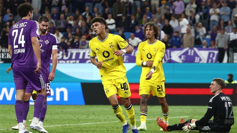 Erst holprig, dann souverän: BVB gegen Fünftligisten weiter Brachte seine Mannschaft mit einem Doppelpack vor der Pause auf den richtigen Weg: BVB-Stürmer Samuele Inácio (M.).