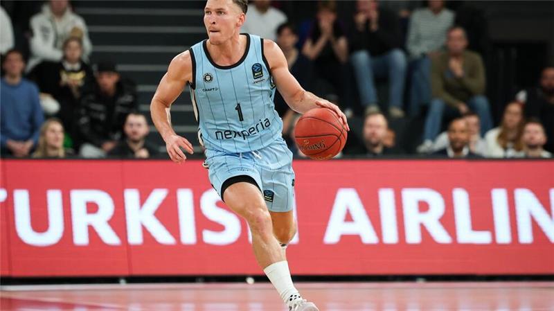 Hamburgs Basketballer jubeln in Frankfurt Brae Ivey von den Hamburg Towers leitet einen Angriff ein.