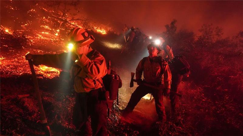 Brände in Kalifornien: Feuerwehrleute bekämpfen die Flammen.