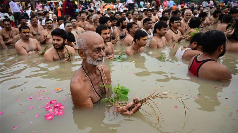 Bilder des Tages Brahmanen führen das Shravani-Ritual in der Stadt Prayagraj anlässlich des Raksha-Bandhan-Festes durch. Raksha Bandhan ist ein wichtiger Feiertag im Hinduismus.