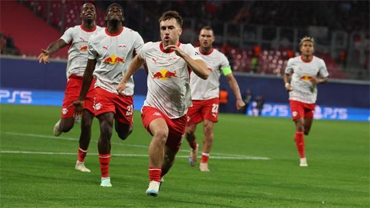 Brajan Gruda von RB Leipzig (M.) jubelt mit seinen Teamkollegen nach dem Treffer zum 1:0.
