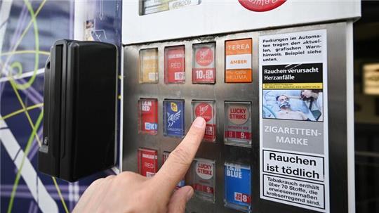 Branchenangaben zufolge werden in Deutschland circa 6 Prozent der Zigaretten über Automaten verkauft.