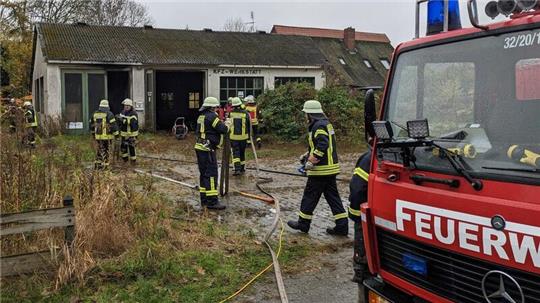 Brand auf dem ehemaligen Tankstellen-Grundstück: In Sandstedt ist die Feuwehr im Einsatz gewesen.
