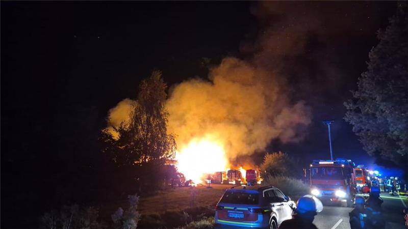 Millionenschaden nach Großbränden – Sorge um Paket-Lieferungen Brand brach nahe der Autobahn 7 in Richtung Hamburg aus.