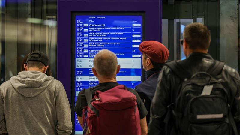 Hauptstrecke der Bahn lahmgelegt: Polizei sieht Sabotage Brand legt Bahnstrecke zwischen Duisburg und Düsseldorf lahm.