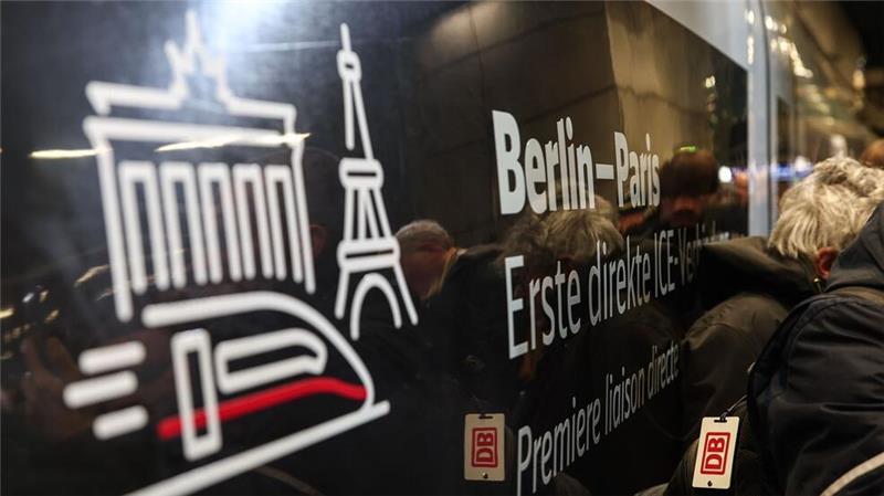 Brandenburger Tor und Eiffelturm - erstmals sind die beiden Hauptstädte nun mit einem ICE verbunden. 