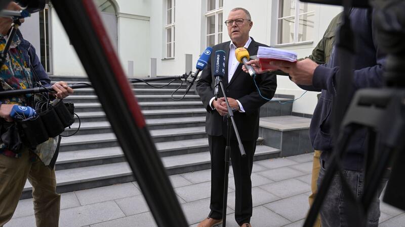 Schlag gegen Islamisten: Brandenburg verbietet Moscheeverein Brandenburgs Innenminister Michael Stübgen (CDU) äußert sich in Potsdam zum Verbot eines Moscheevereins in Fürstenwalde und Durchsuchungen der Polizei.