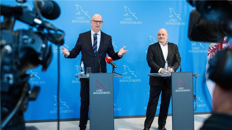 Brandenburgs Ministerpräsident Dietmar Woidke (SPD) hat die SPD/BSW-Koalition im Beisein von Vize-Regierungschef und Ex-BSW-Mitglied Robert Crumbach für beendet erklärt.