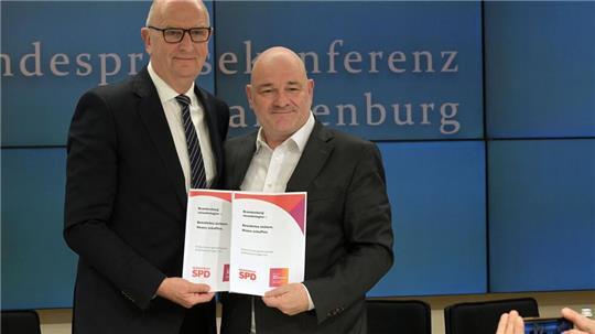 Brandenburgs Ministerpräsident Dietmar Woidke (SPD) (links) und BSW-Landeschef Robert Crumbach stellen ihren gemeinsamen Koalitionsvertrag vor. Er ist Grundlage für eine gemeinsame Regierung.