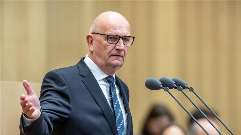Sondervermögen für Infrastruktur und Klimaschutz gebilligt Brandenburgs Ministerpräsident Woidke: „Brauchen das Geld dringend“.