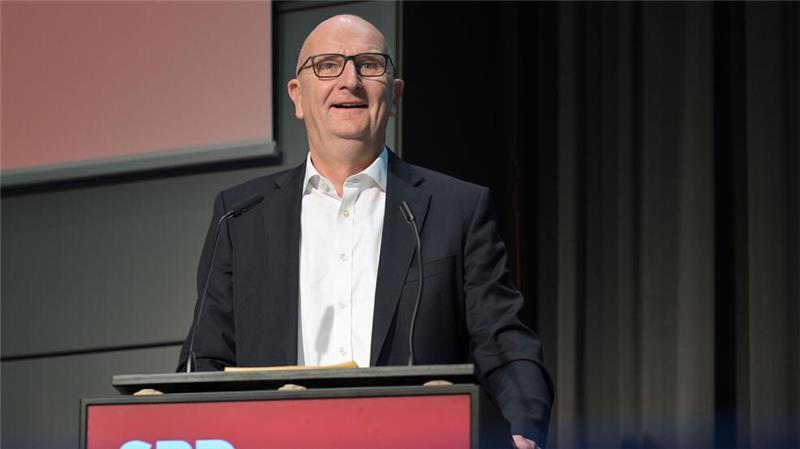 SPD und BSW in Brandenburg billigen erste Rot-Lila-Koalition Brandenburgs SPD-Ministerpräsident Dietmar Woidke hält den Koalitionsvertrag mit dem BSW für gut, aber bezeichnet die Verhandlungen als hart.