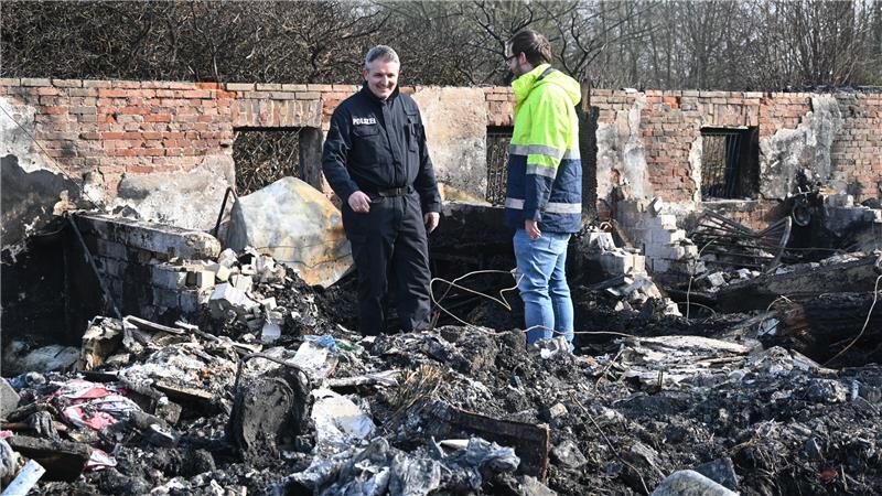 Brandermittler Matthias Bockelmann im Gespräch mit einem Brandermittler und Chemiker aus NRW.