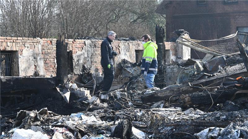 Brandermittler Matthias Bockelmann von der Polizeiinspektion Stade verschafft sich mit dem von der Versicherung beauftragten Gutachter ein Bild in der Ruine des 1793 errichteten Bauernhauses in der Dorfstraße 11 in Dollern.