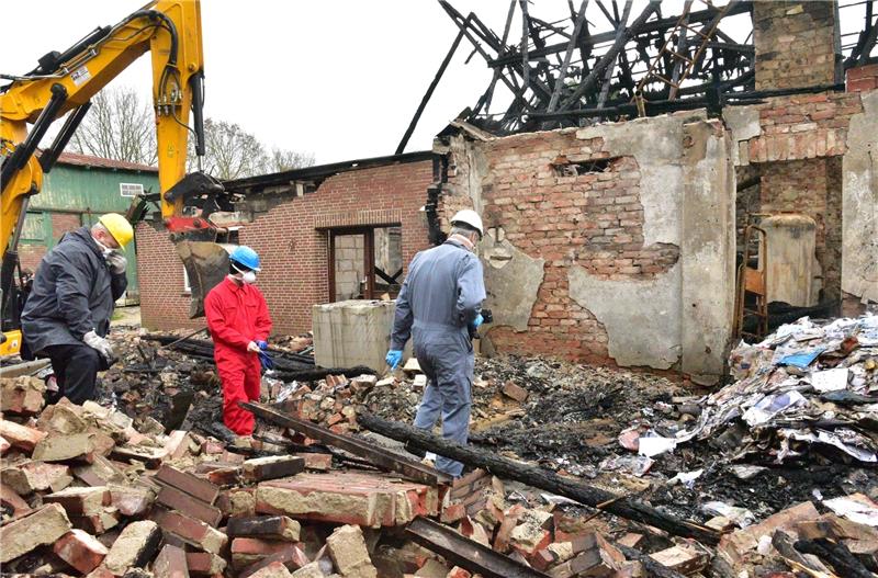 Brandermittler bei der Arbeit (von links): Jürgen Liebner, Jakob Hitzenbergerund Karl Lucks in der Ruine. Foto Beneke