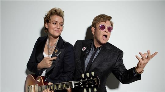 Brandi Carlile und Elton John melden sich mit einem neuen Album zurück. 