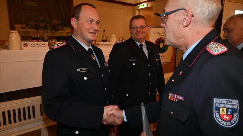 Brandmeister: Kreisbrandmeister Peter Winter (rechts) gratuliert Ralf Lütjen (Oldendorf) und Jonas Schuldt (Apensen) zur Beförderung (von rechts).