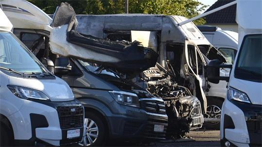 Brandort Kivinanstraße. Drei Wohnmobile sind ausgebrannt, zwei weitere irreparabel beschädigt.