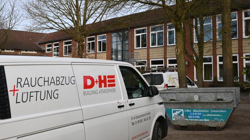 Aufstand der Grundschul-Eltern: Schlagabtausch in Horneburg Brandschutz: Die Handwerker sind bereits vor Ort.