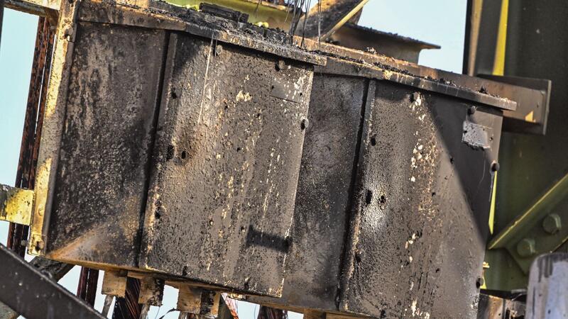 Brandspuren an einem Strommast nahe der Tesla-Autofabrik.