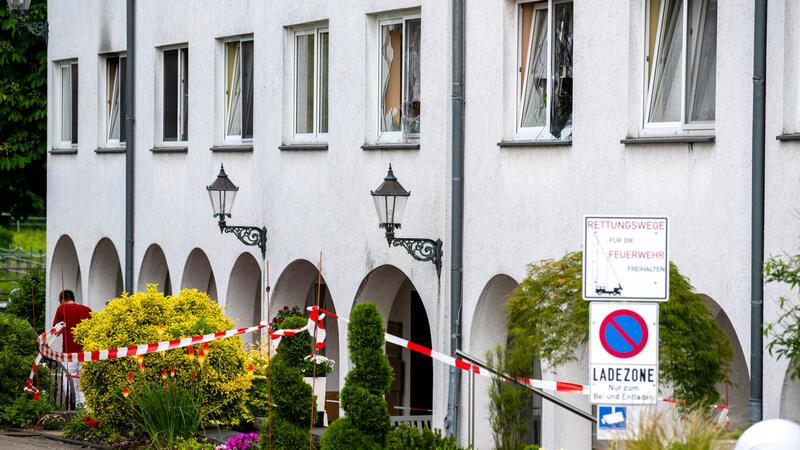 Oyten: Zwei Tote und mehrere Verletzte nach Brand in Alten- und Pflegeheim Brandspuren und Absperrband an dem Gebäude eines Seniorenheimes. Nach dem Brand in einem Seniorenheim mit zwei Toten im niedersächsischen Oyten ist die Zahl der Schwerverletzten gestiegen. Das Seniorenheim in der Gemeinde bei Bremen brannte in der Nacht zu Donnerstag den 6. Juni.