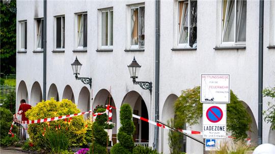  Brandspuren und Absperrband an dem Gebäude eines Seniorenheimes. Nach dem Brand in einem Seniorenheim mit zwei Toten im niedersächsischen Oyten ist die Zahl der Schwerverletzten gestiegen. Das Seniorenheim in der Gemeinde bei Bremen brannte in der Nacht zu Donnerstag den 6. Juni.