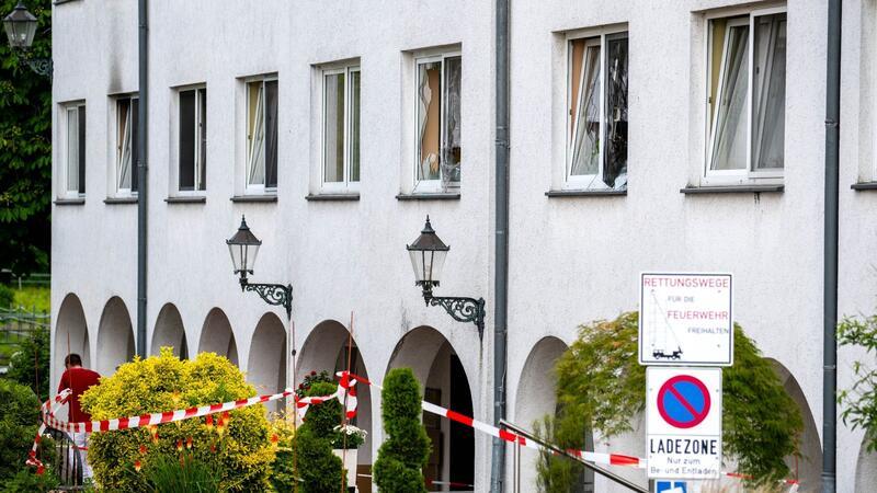 Brandspuren und Absperrband an dem Gebäude eines Seniorenheimes.