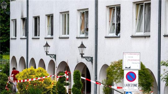 Brandspuren und Absperrband an dem Gebäude eines Seniorenheimes.