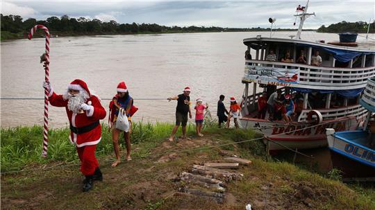 Brasilien: Weihnachtsmann überrascht Kinder in Flussgemeinde Careiro da Varzea