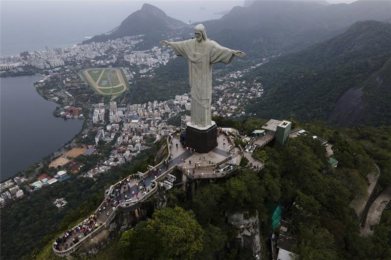 Brasilien - hier Rio de Janeiro mit der bekannten Christus-Erlöser-Statue -  ist ab Sonntag 0.00 Uhr Risiko-Gebiet. Foto: Lucas Dumphreys/AP/dpa