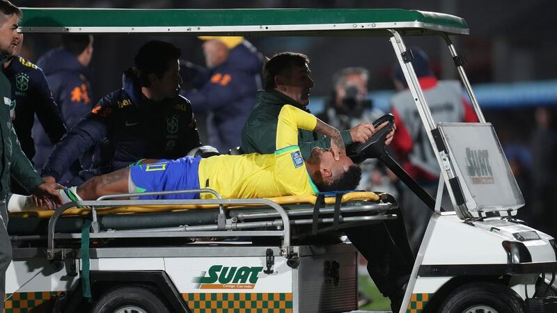 Neymar fällt nach Riss des vorderen Kreuzbands länger aus Brasiliens Neymar wird vom Spielfeld gefahren. Im WM-Qualifikationsspiel in Uruguay hat sich der Spieler das vordere Kreuzband sowie den Meniskus im linken Knie gerissen.Fotograf