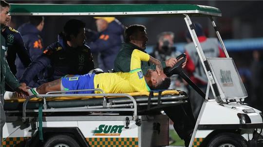 Brasiliens Neymar wird vom Spielfeld gefahren. Im WM-Qualifikationsspiel in Uruguay hat sich der Spieler das vordere Kreuzband sowie den Meniskus im linken Knie gerissen.Fotograf