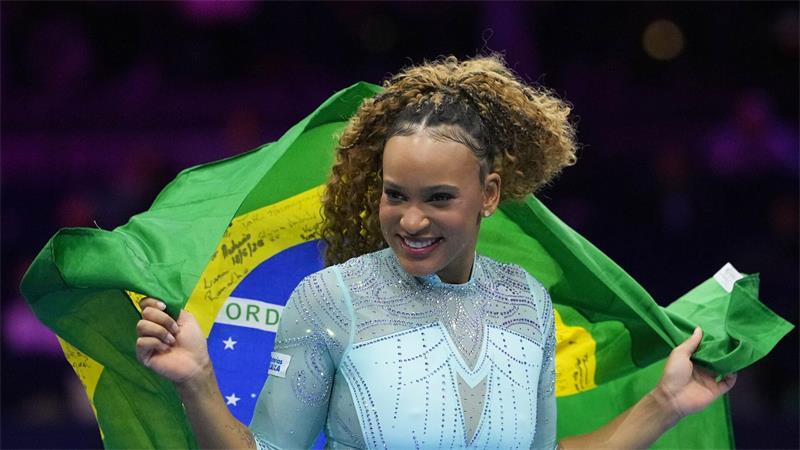 Brasiliens Turn-Star Rebeca Andrade freut sich über Sprung-Gold.