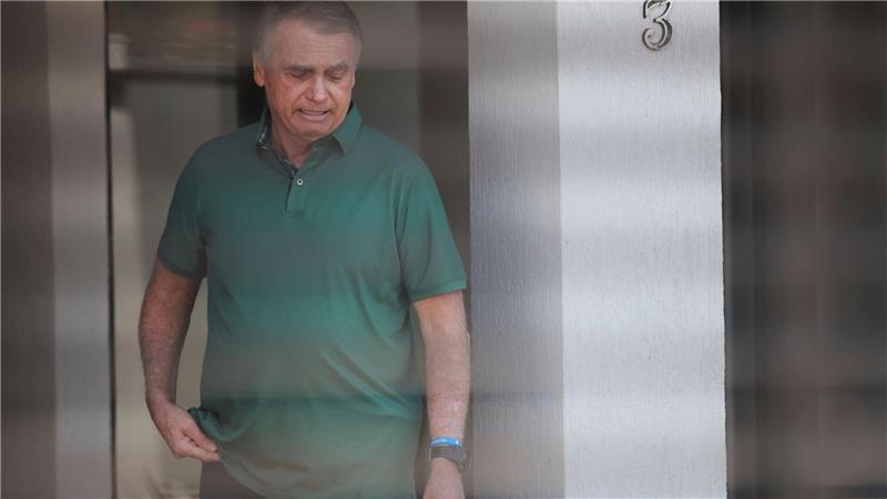 Brasiliens ehemaliger Präsident Jair Bolsonaro steht am Eingang seines Hauses, in dem er unter Hausarrest steht.