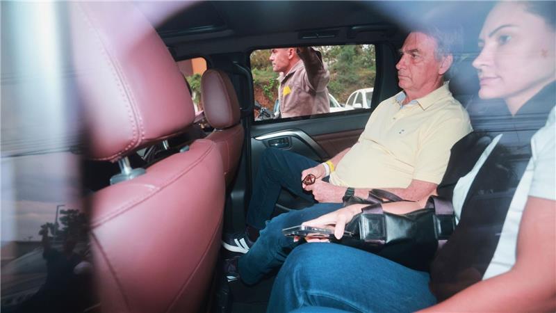 Brasiliens früherer Präsident Jair Bolsonaro verlässt ein Krankenhaus.