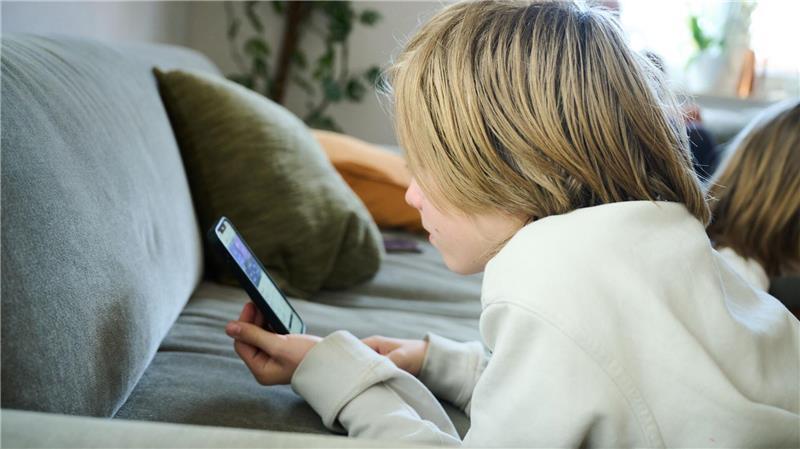 Mögliches Mindestalter für soziale Medien wird Thema für EU Braucht es zum Kinder- und Jugendschutz strengere Regeln für den Umgang mit sozialen Medien? Dänemark will diese Frage in den nächsten Monaten auf EU-Ebene thematisieren. (Illustration)