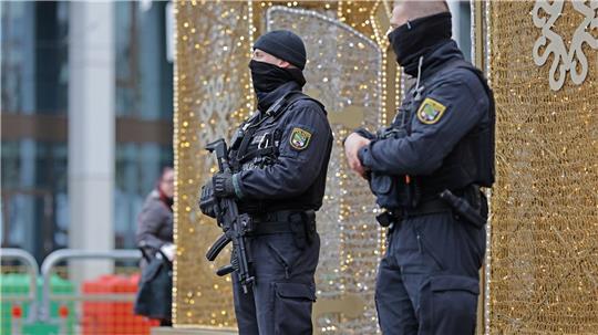 Brauchtum unter Polizeischutz: Polizisten sichern die Eröffnung vom Magdeburger Weihnachtsmarkt.