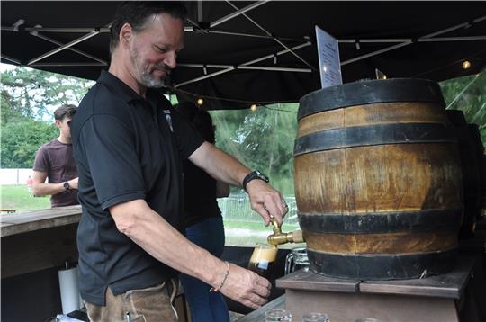 Brauer Marco Hacker aus Immenbeck zapft Bier aus eigenem Anbau.