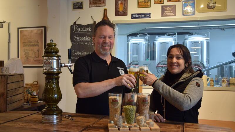Letztes Bier aus Buxtehude wird ausgeschenkt: Landbrauerei Hacker verabschiedet sich Braumeister Marco Hacker und seine Frau Vanessa stoßen in ihrer Brauerei auf dem Gut Immenbeck mit ihrem selbst gebrauten Bier an. Am Sonnabend, 6. April, verabschieden sie sich mit einem Fest.