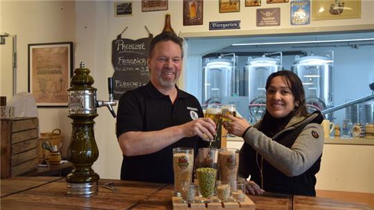 Braumeister Marco Hacker und seine Frau Vanessa stoßen in ihrer Brauerei auf dem Gut Immenbeck mit ihrem selbst gebrauten Bier an. Am Sonnabend, 6. April, verabschieden sie sich mit einem Fest.