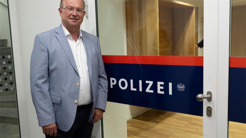 Braunaus Bürgermeister Johannes Waidbacher räumt ein, dass es eine 100-prozentige Lösung im Umgang mit dem Nazi-Erbe nicht gibt.