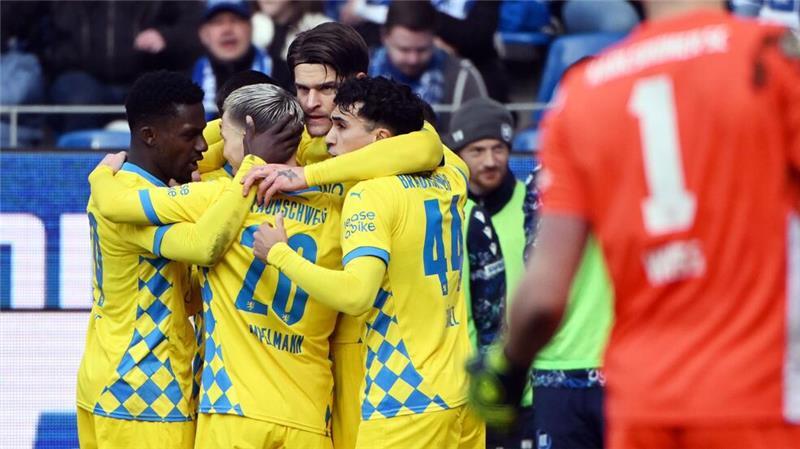 Braunschweiger Befreiungsschlag verlängert KSC-Negativlauf Braunschweig ging dank eines verwandelten Elfmeters in Führung.