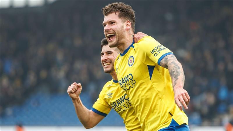Braunschweiger Jubel: Torschütze Kevin Ehlers (r) und Robin Heußer nach dem Tor zum 1:0 gegen Karlsruhe.