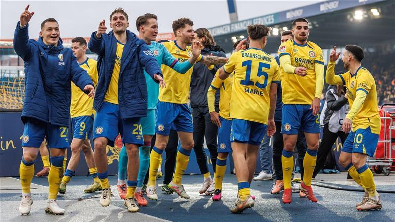 Braunschweig: Sieg über Schalke statt Jubiläum gegen Havelse Braunschweiger Jubel nach dem Sieg gegen Schalke.