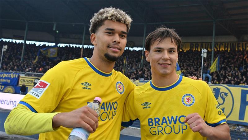 Derby mit Schatten: 96-Fans trüben Braunschweiger Sieg Braunschweiger Tor-Helden: Yann Sturm (l) und Max Marie.